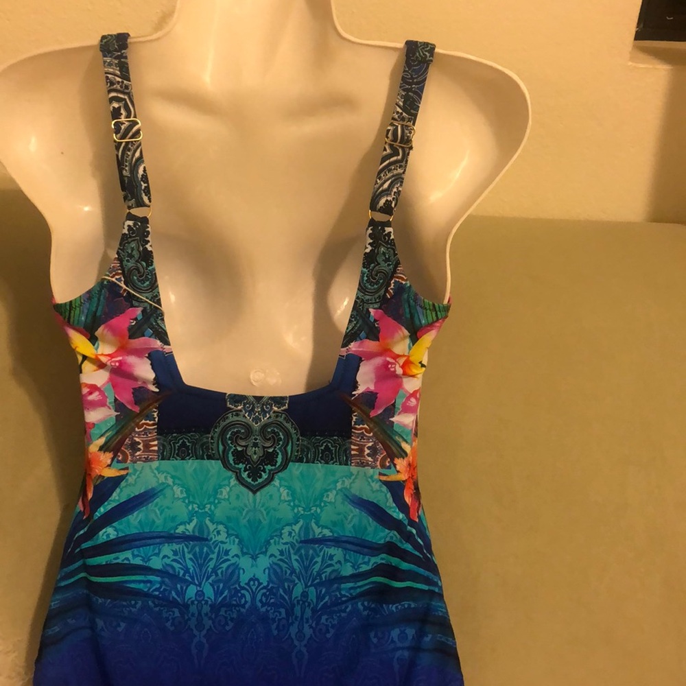 Swimsuite - Picture 3 of 3